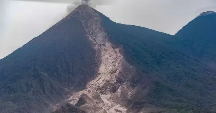 Fuego Yanardağı patladı! Halk tahliye edildi, eğitime ara verildi