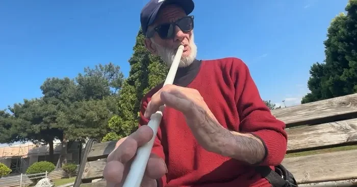 Kesik parmaklarına rağmen neyi bırakmadı: 70 yaşındaki vatandaşın müzik tutkusu hayran bırakıyor
