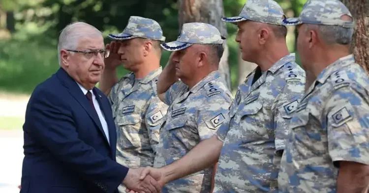 Bakan Güler, bayram namazını komuta kademesi ile kıldı
