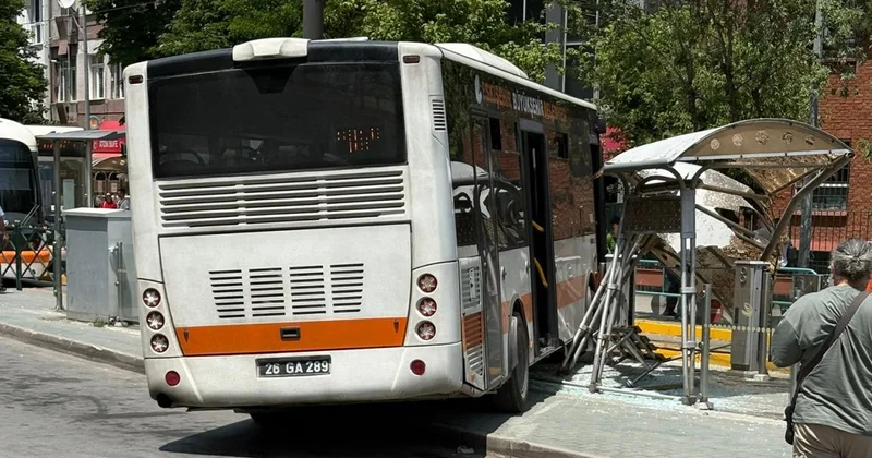 Eskişehir de sürücüsü fenalaşan belediye otobüsü tramvay durağına çarptı