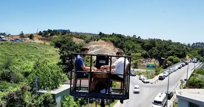 Şaka gerçek oldu: Müşteriler neye uğradığını şaşırdı! Kendilerini vinç tepesinde buldular