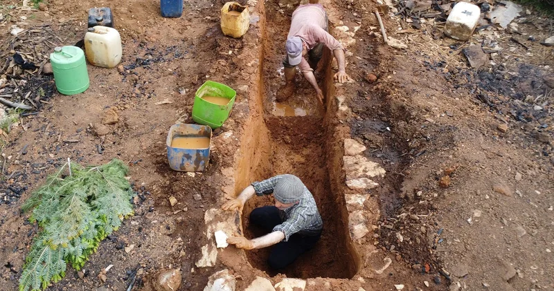 Binlerce yıllık gelenek! Gömüp 3 saatte bir kontrol ediyorlar