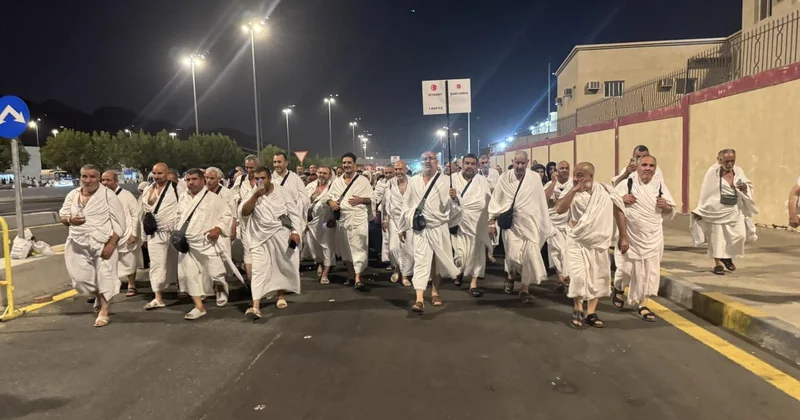 Hacı adayları Arafat vakfesini tamamlayıp Müzdelife ye geçti