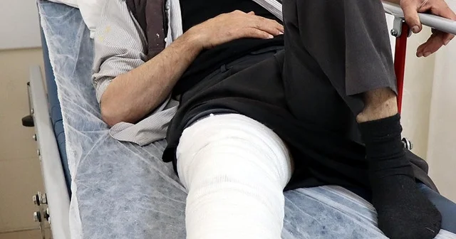 Kesmeye çalıştığı kurbanlık boğa üzerine düştü, bacağı kırıldı Erzurum Haberleri