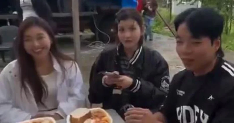 Koreli turistlere şok: Hem yemeğe davet ettiler hem de paralarını aldılar