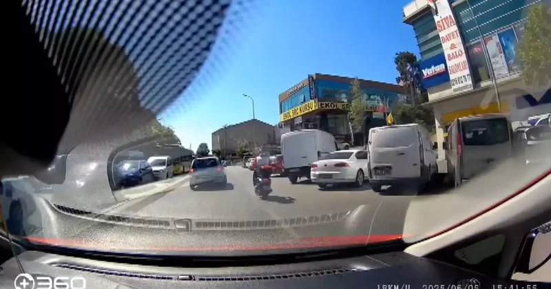 Ümraniye de ara sokağa dönen otomobilin motosiklete çarptığı anlar kamarada