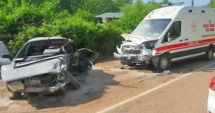 Feci kaza! Ambulans ile otomobil çarpıştı: 1 ölü, 3 yaralı
