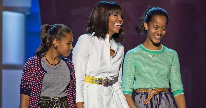 Obama soyadını silen Malia ya annesi Michelle Obama nın yorumu: Kendi yolunu bulmaya çalışıyor magazin haberleri