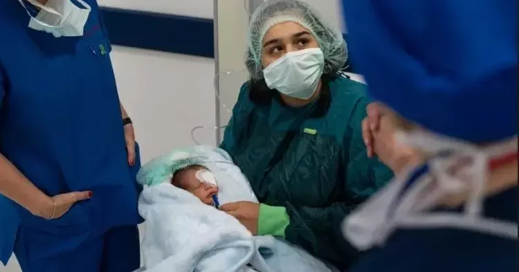 18 bin bebekte 1 görülüyor! 10 günlük bebek göz tansiyonu ameliyatı oldu