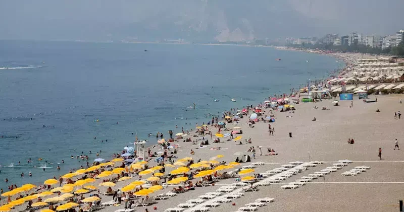 Konyaaltı Sahili nde bayram yoğunluğu