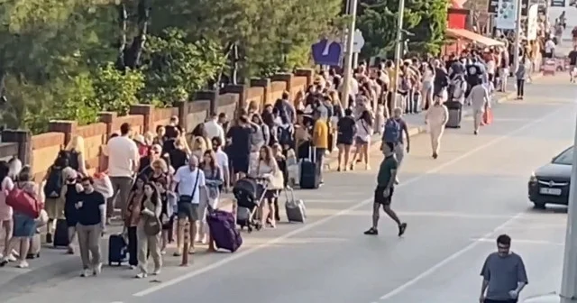 Fahiş fiyatlar yüzünden yerli tatilciler rotayı Yunan adalarına çevirdi: Midilli hattı turist akınına uğradı VİDEO İZLE