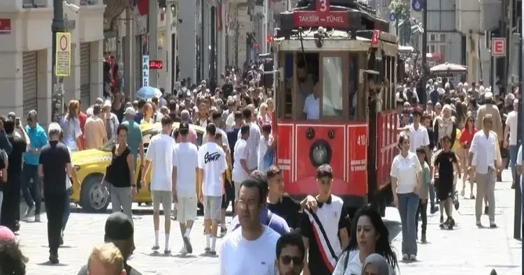 İstiklal Caddesi’nde insan seli, meydan doldu taştı