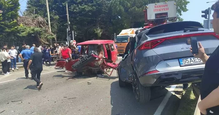 Samsun’da panelvan araç ile otomobil çarpıştı: 5 yaralı
