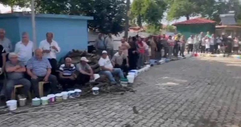 Kurban etleri bir yerde pişirilip tüm köylüye dağıtılıyor Güncel haberler