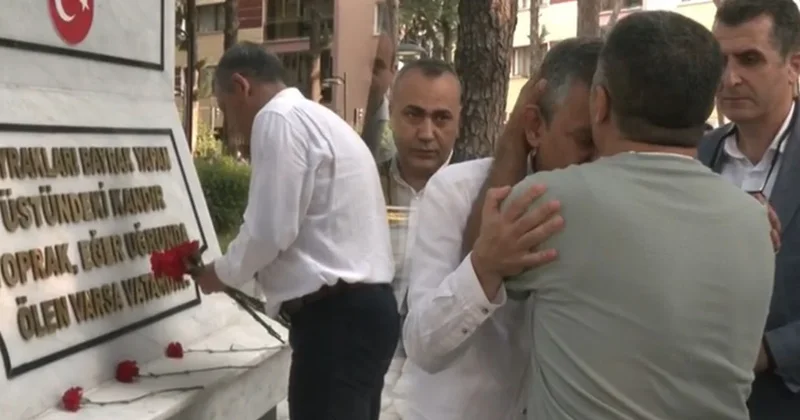 Cenazesinde protesto edilmişti: Şehit Enis Budak ın babası CHP lideri Özel i alnından öptü! Sözcü Gazetesi