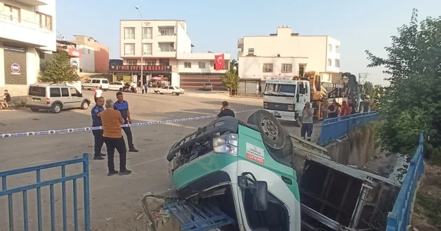 Adana da çöp kamyonu sulama kanalına devrildi; 3 yaralı Adana Haberleri