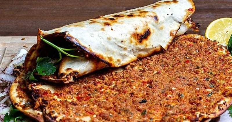 Tatilciler akın etti, fiyat tartışması alevlendi: Bodrum da lahmacun kaç para?