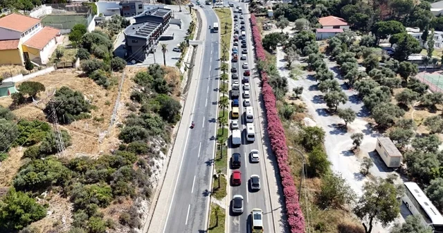 Bayramda Kuşadası na tatilci akını; araç kuyrukları dronla görüntülendi Aydın Haberleri