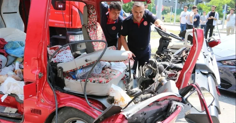 Otomobil ile minibüs çarpıştı: 2’si ağır, 6 yaralı Sözcü Gazetesi