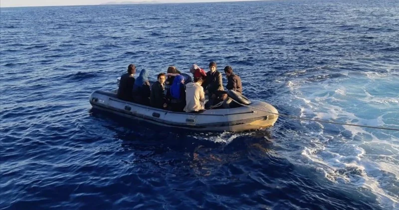İzmir açıklarında 35 kaçak göçmen kurtarıldı, 12 kaçak göçmen yakalandı
