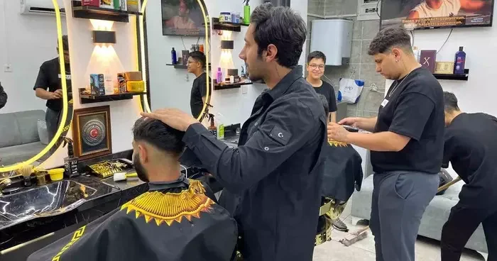 Arife günü başladıkları mesaiyi bayram sabahı noktaladılar: Berberlere akın