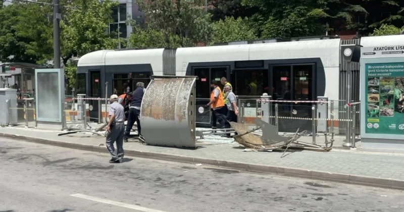 Şoför fenalaştı belediye otobüsü tramvaya çarptı! Durakta bekleyen yolcu yaralandı Sözcü Gazetesi
