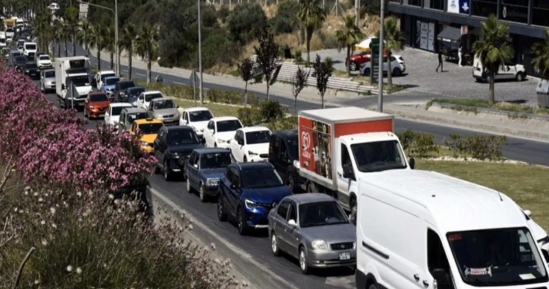 Aydın Kuşadası na akın ettiler: 24 saatte 60 binden fazla araç giriş yaptı