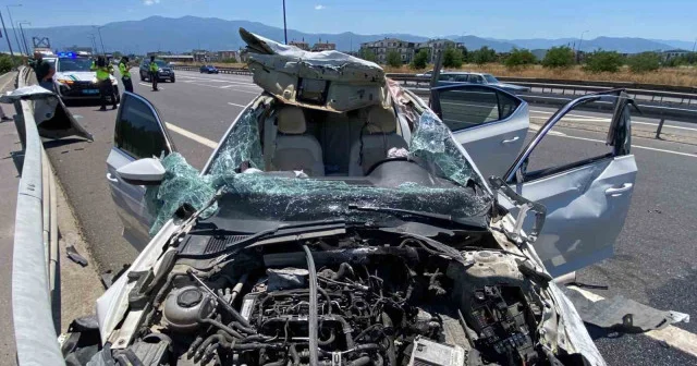 TEM de bariyere çarpan otomobilin tavanı koptu: 4 yaralı VİDEO İZLE