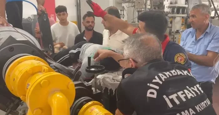 Diyarbakır’da elini levha kesme makinesine kaptıran işçi yaralandı