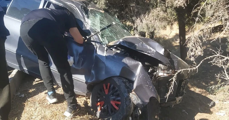 Direğe çarpan otomobil kaldırımda asılı kaldı!