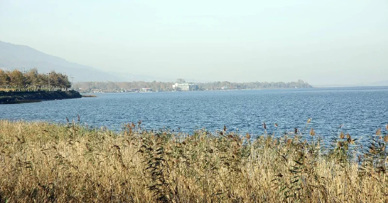 Sapanca Gölü nde mahsur kalan 17 kişi jandarma ekiplerince kurtarıldı