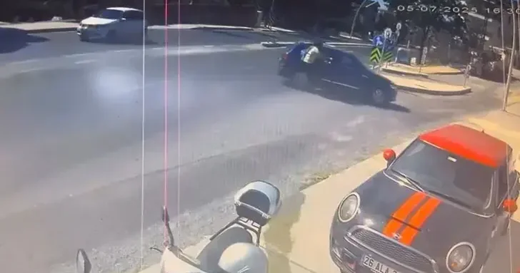 Beylikdüzü nde skuterin otomobile çarptığı anlar kamerada