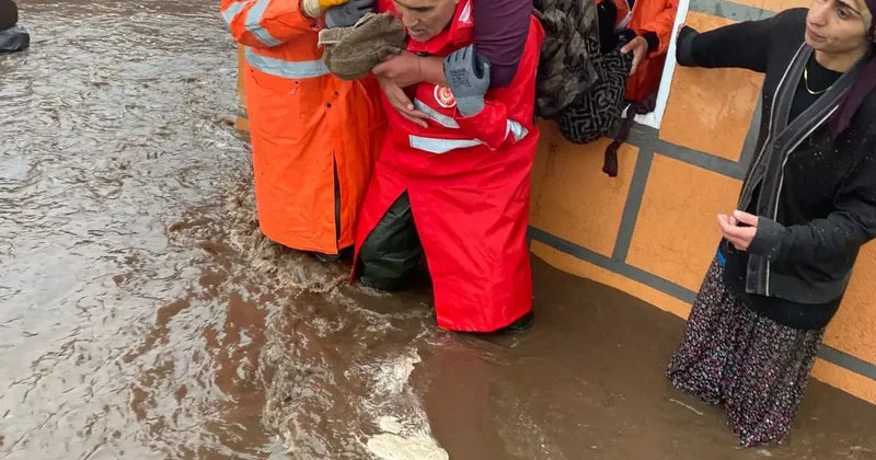 Kars ı sel vurdu: Evler sular altında kaldı, AFAD ekipleri vatandaşı sırtında taşıdı
