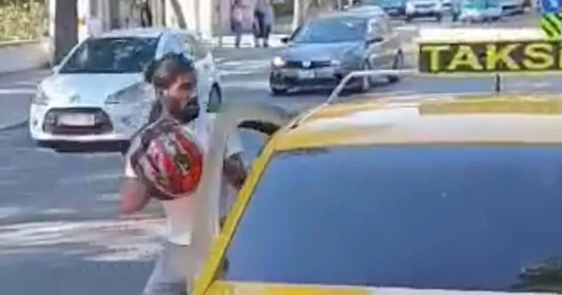 Motokurye ile taksici birbirine girdi! Kasklı kavga kamerada