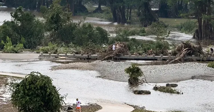 ABD de sel felaketinin bilançosu ağırlaşıyor: 15 i çocuk en az 50 kişi hayatını kaybetti