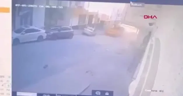 Başakşehir de yokuş aşağı kayan vinç 23 araca çarptı! Ortalık savaş alanına döndü
