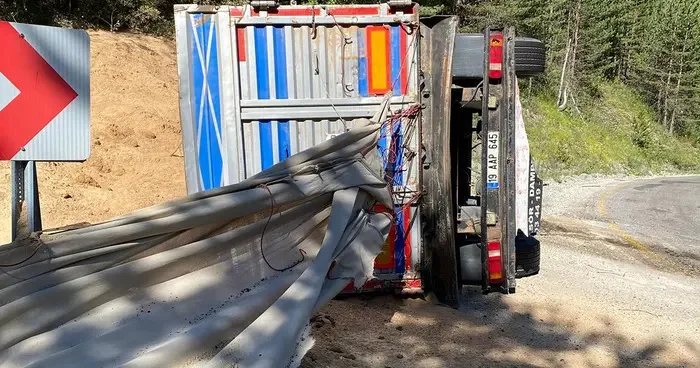 Kastamonu da virajı alamayan talaş yüklü tır devrildi: 2 yaralı