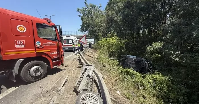 Hafif ticari araç kontrolden çıktı! 6 yaralı