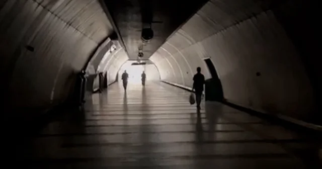 Gündüz saatlerinde metrobüs istasyonu karanlığa gömüldü: Cennet Mahallesi durağında elektrikler gitti VİDEO İZLE
