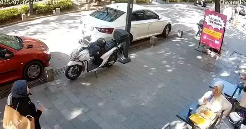 Yaya geçidinde motosikletin çarptığı kadın yaralandı; kaza kamerada