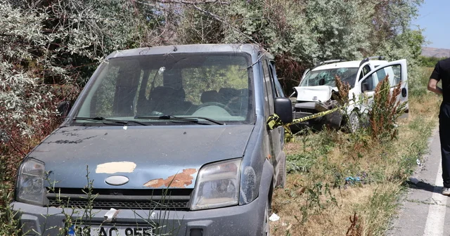Hafif ticari araç, park halindeki araca çarptı; 1 ölü, 8 yaralı Kayseri Haberleri