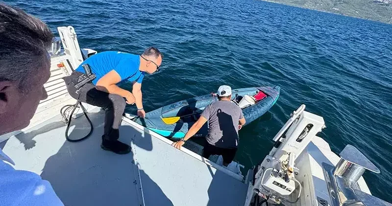 Kano ile gezerken rüzgarla açığa sürüklenen 2 kişiyi deniz polisi kurtardı