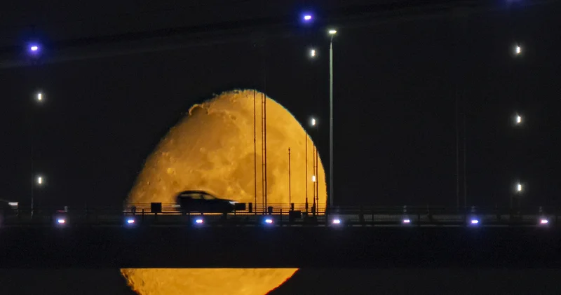 Masaldan fırlamış gibi... İstanbul da Ay büyüledi