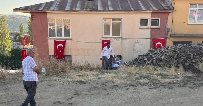 Pütürge deki şehit ailesinin evine bayrak asıldı