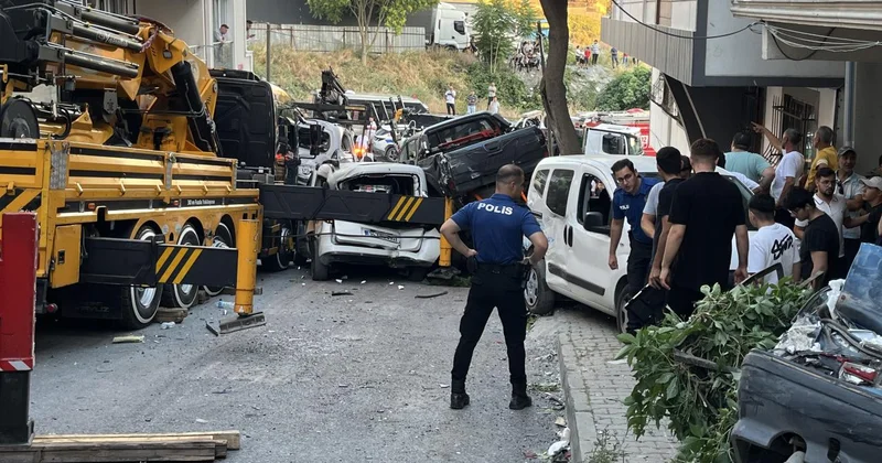Başakşehir de kontrolden çıkan vinç 23 araca hasar verdi