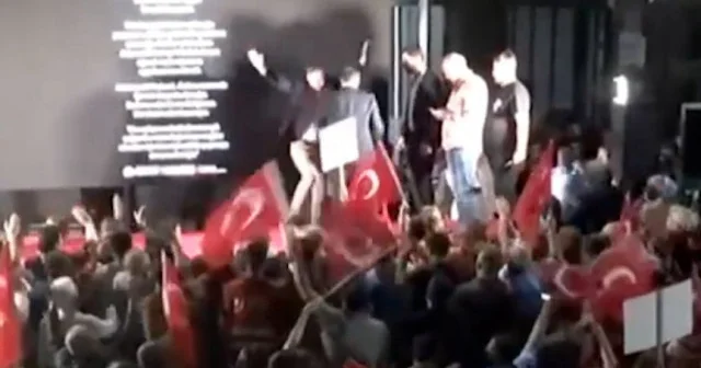 CHP Grup Başkanvekili Murat Emir in sahneden düştüğü anlar kameraya yansıdı VİDEO İZLE
