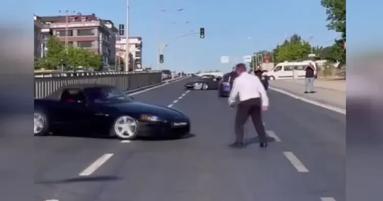 Bitmiyorlar! Bu sefer görüntüler Arnavutköy den: Kırmızı ışıkta maganda şovu
