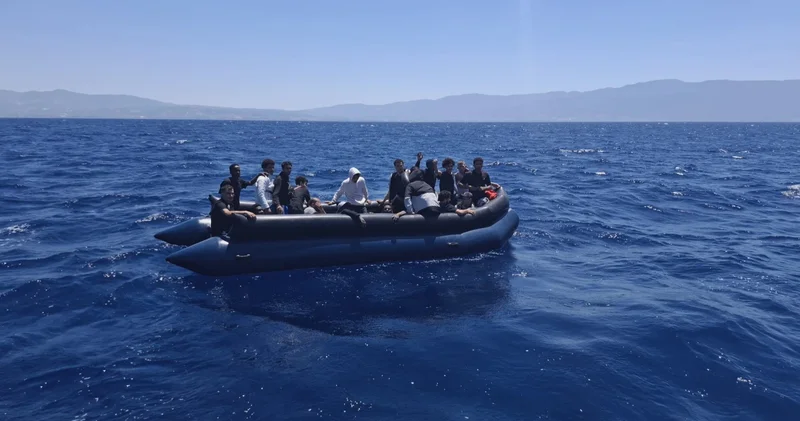 Kuşadası nda 22 düzensiz göçmen kurtarıldı