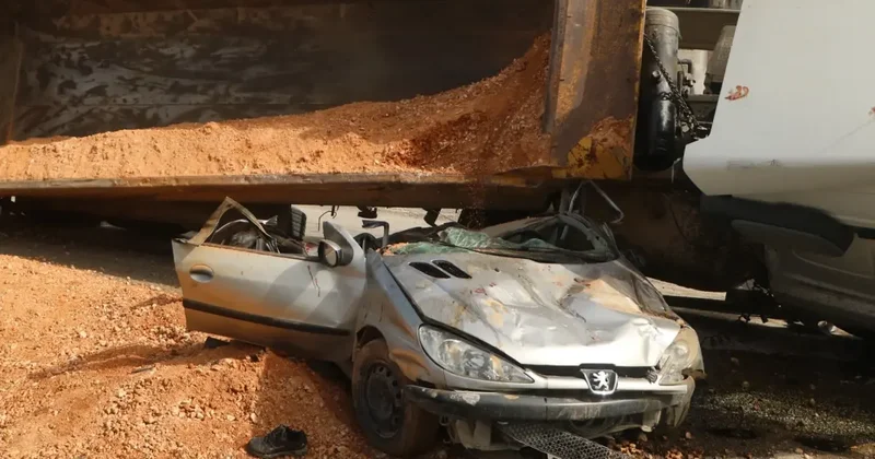Kağıt gibi ezilen araçtan sağ kurtuldu, 1 yıl geçti hala atlatamadı