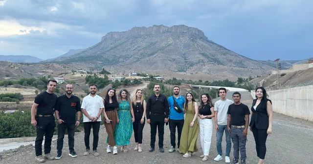 Derecik te öğretmenler söyledikleri şarkıyla ilçeyi tanıttı Hakkari Haberleri